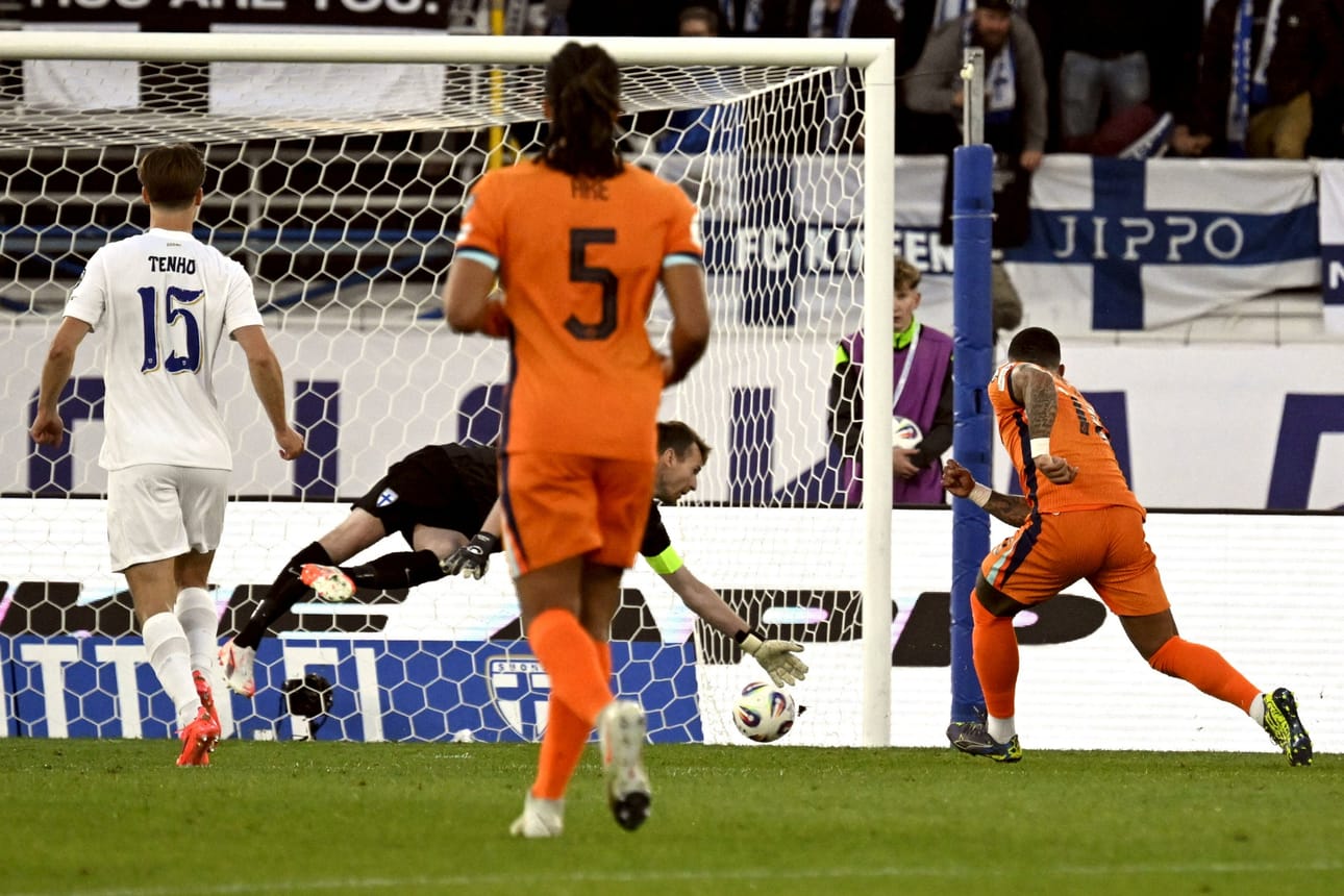 Hollannin Memphis Depay sijoitti avausmaalin Huuhkajat-vahti Lukas Hradeckyn taakse. LEHTIKUVA / Markku Ulander