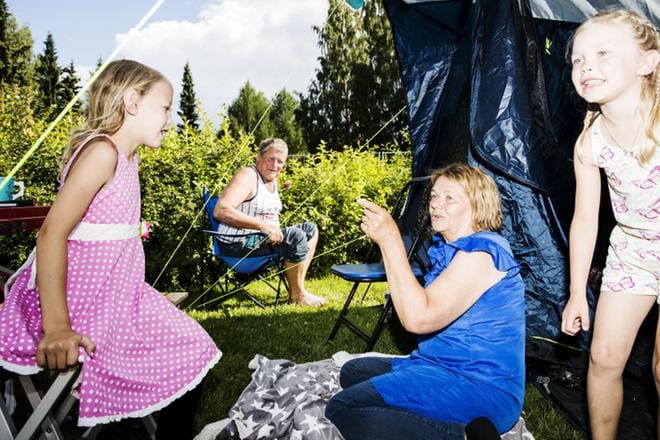 Lapualaiset Tuula ja Kari Tienhaara käyvät usein herättäjäjuhlilla, vaikka eivät ole kovin uskonnollisia. Joka päivä täytyy käydä ainakin yksillä seuroilla, ja lastenlasten kanssa käydään tutustumassa lasten ohjelmanumeroihin. Tytöt Ida Ylimäki, 7, ja Juulia Mikkilä, 7 odottavat lämpimältä kesäillalta erityisesti jäätelöä. KUVAT: SILJA VIITALA
