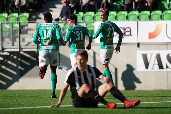VPS konttaa ja IFK Mariehamn tuulettaa ratkaisevaa 2–1-osumaansa: vas. Aristote Mboma, Keaton Isaksson ja Hampus Lönn. KUVA: SAMPPA TOIVONEN