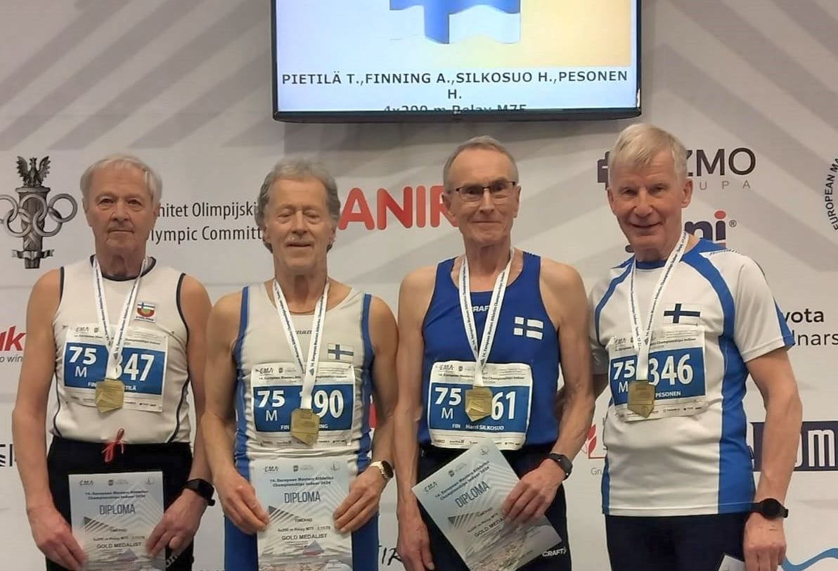 4x200 metrin kilpailun palkintojenjakokuvassa Puolan Torunissa Ahti Finning on toinen vasemmalta.
