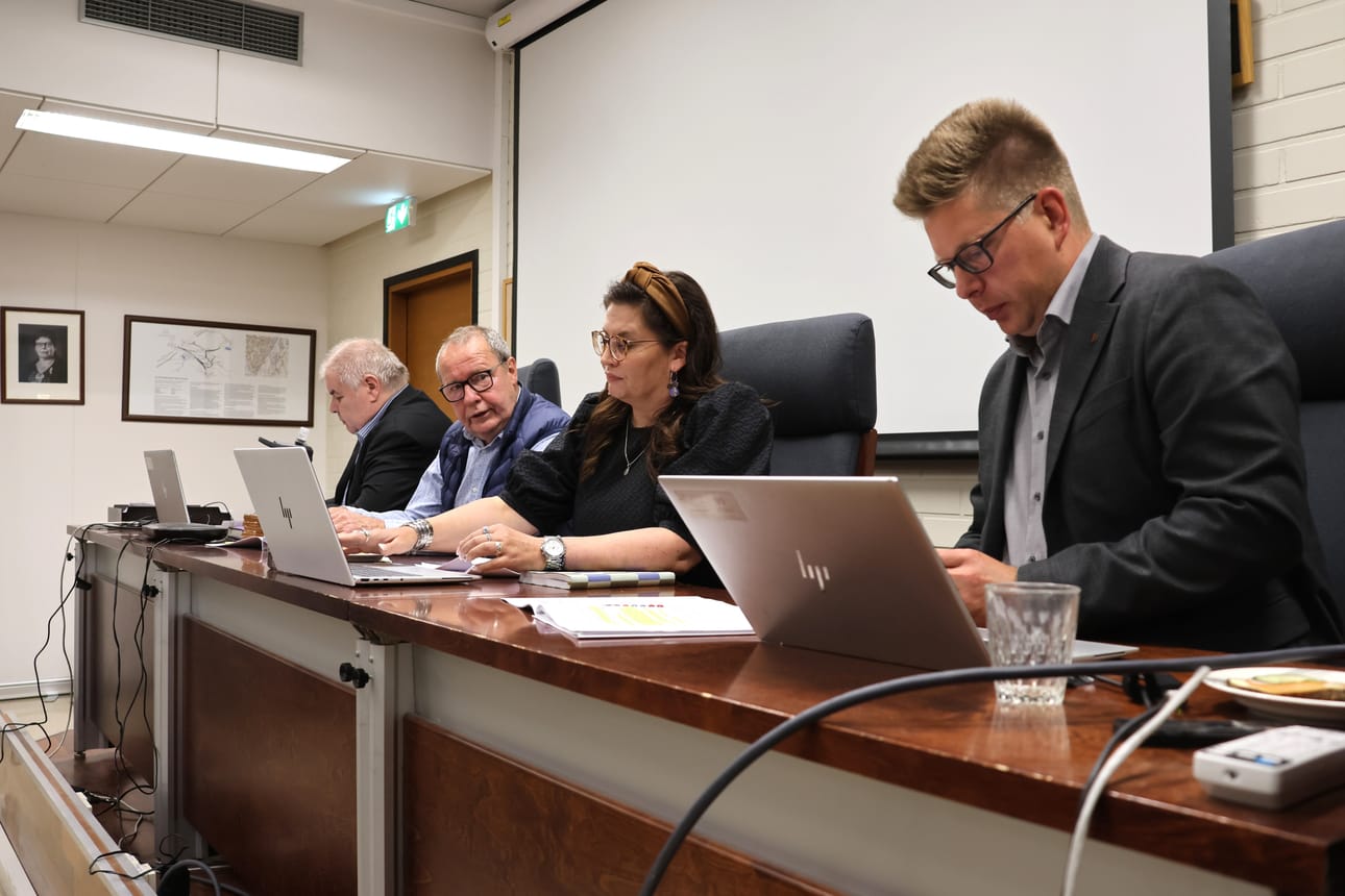 Isojoen kunnanjohtaja Juha Herrala (oik.) ihmettelee Lupa- ja valvontaviraston tulkintaa. Herrala kuvattiin viime valtuustossa pari viikkoa sitten. Hänen vieressään Anna Alakortes, Esa Saarinen ja Juha Mattila (vas.). Arkistokuva.