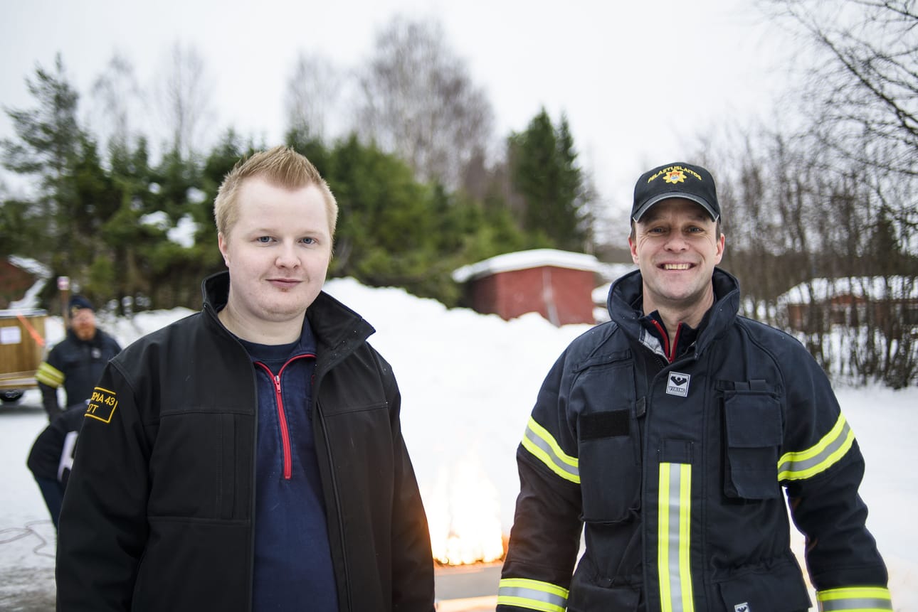 Taivalkosken VPK:n päällikkö Jari Keränen ja sihteeri Jarmo Tyni pitävät harrastuksen innon salaisuutena hyvää porukkaa, jossa uudet otetaan aina mukaan toimintaan.