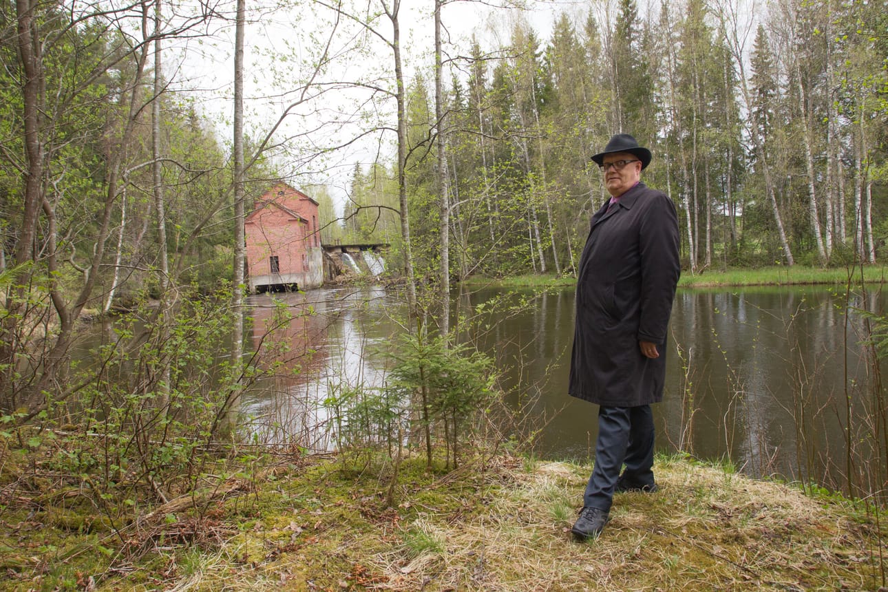 Rautjärven kunnanjohtaja Harri Anttila haluaisi lunastaa Hiitolanjoen pienvoimalat omistajiltaan purettavaksi, jotta Laatokan järvilohi pääsisi nousemaan Venäjältä alkuperäisille lisääntymisalueilleen. Nyt nousu pysähtyy Kangaskosken pienvoimalaan pian rajan jälkeen.