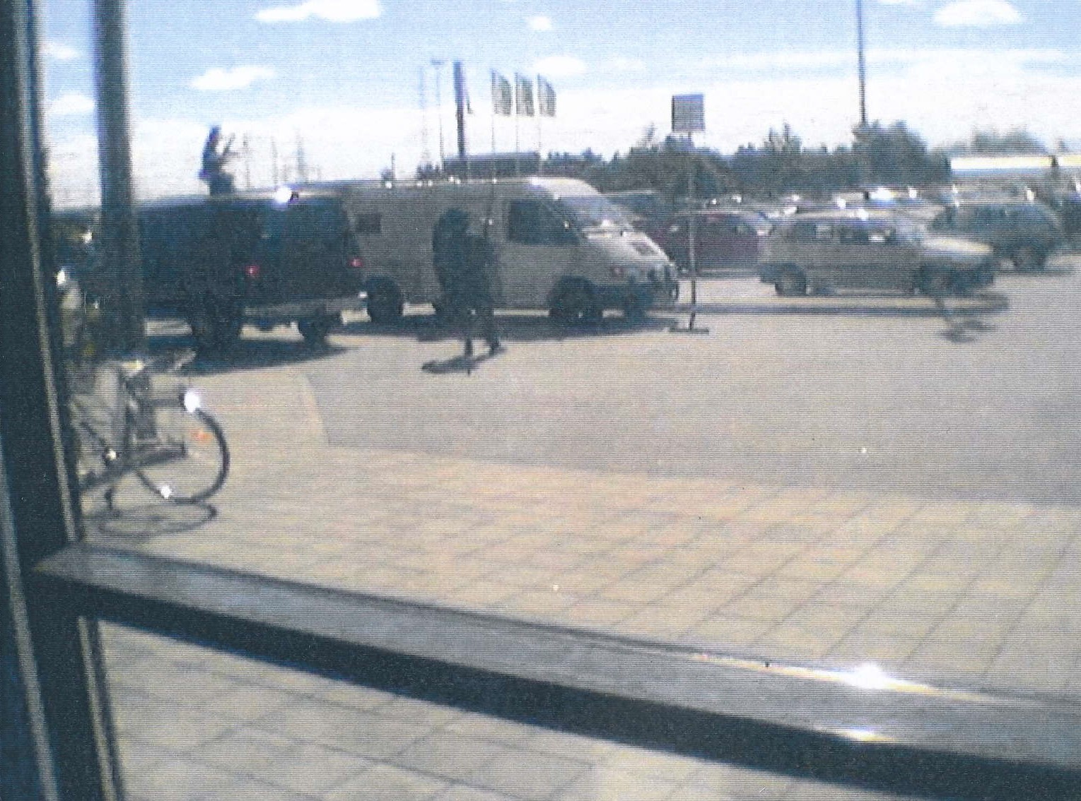 Raskaasti aseistautuneet tekijät yrittivät murtautua marketin pihalle pysäköidyn arvokuljetusauton sisälle.