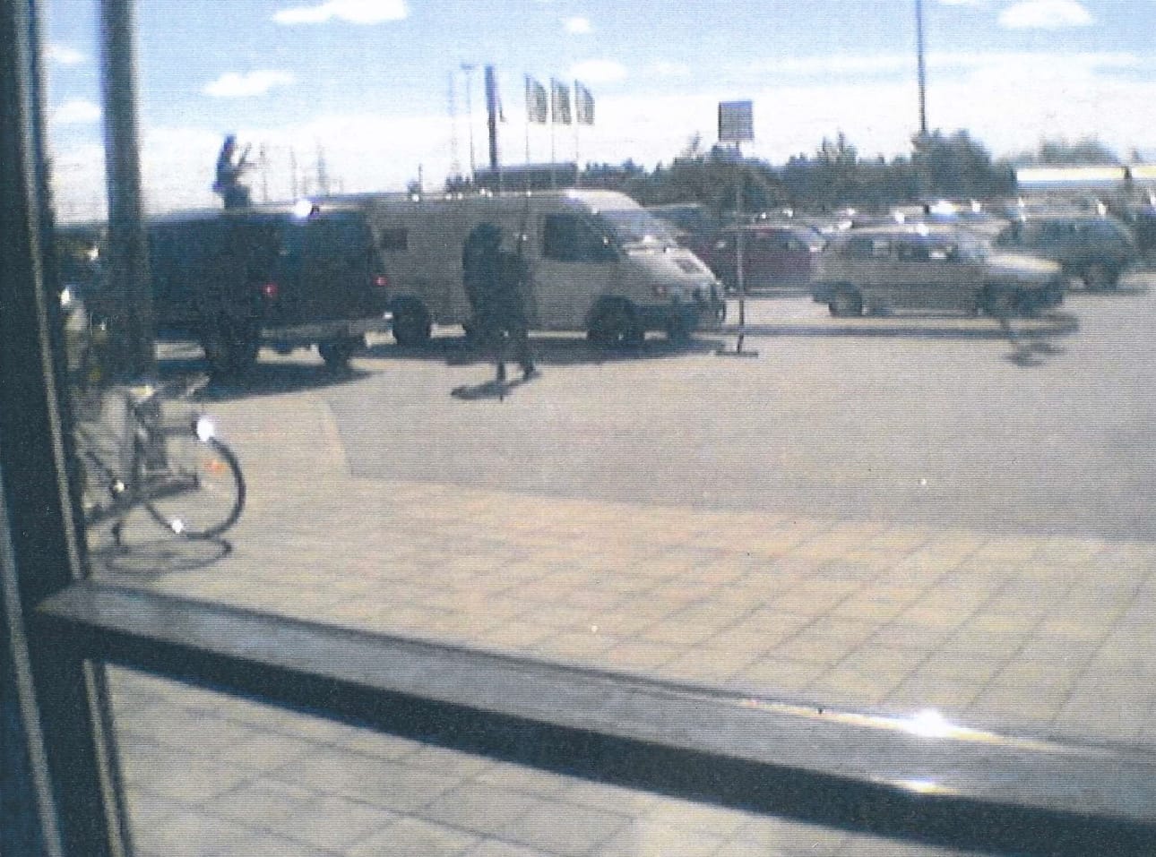 Raskaasti aseistautuneet tekijät yrittivät murtautua marketin pihalle pysäköidyn arvokuljetusauton sisälle.