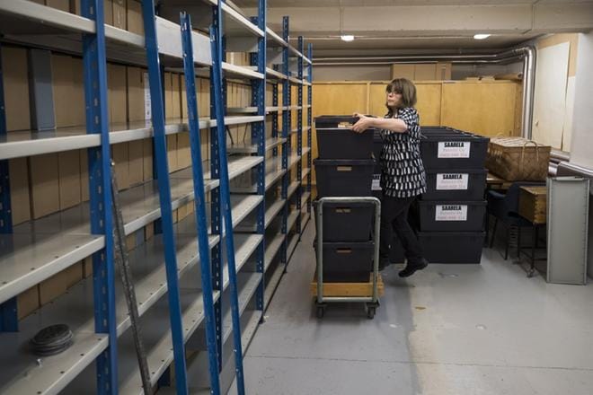 Vaasan kaupungin keskusarkistonhoitaja Satu Latvala pakkaa rakennusvalvonnan arkistomappeja muuttolaatikoihin. Koko keskusarkisto ei mahdu yhteen väistötilaan, vaan arkisto hajaantuu Tammikartanon vuodeosastolle, Vähäkyrö-taloon ja Raastuvankatu 33:een remontin ajaksi. KUVAT: MINNA ANTILA