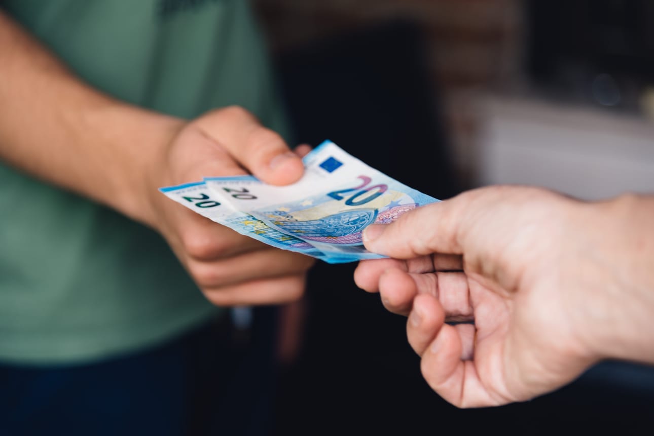 Suomessa yksin asuva pärjää esimerkkilaskelmien mukaan reilulla tuhannella eurolla kuukaudessa. Kolmilapsinen perhe vaatii noin 4000 euron kuukausitulot.