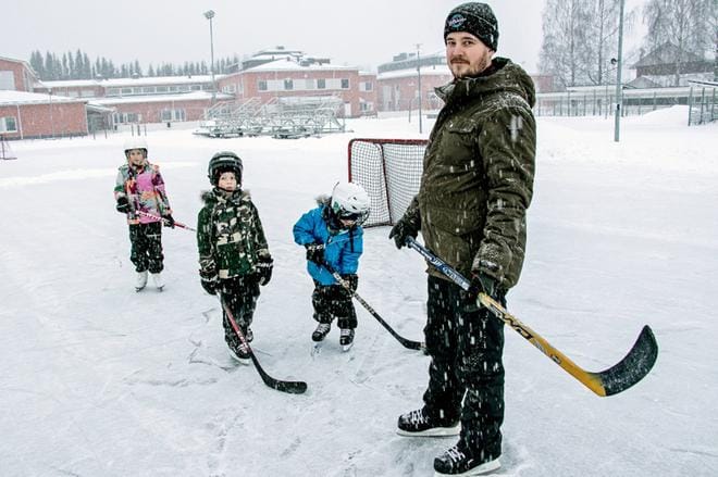 Siiri, Arttu ja Iiro tapaavat käydä isänsä Ville Heikkilän kanssa luistelemassa Teuvan yhtenäiskoulun jäällä. Kunnanvaltuuston puheenjohtaja Heikkilä luonnollisesti kehuu kotikuntaansa ja ihmettelee, miksi työikäiset ihmiset muuttavat sieltä pois, koska töitä on, eivätkä palvelutkaan ole aivan surkeat. Koko seutukunta on Heikkilän mielestä samassa veneessä, joten kuntienkaan ei kannata kadehtia toisiaan. KUVA: JORMA HAVULA