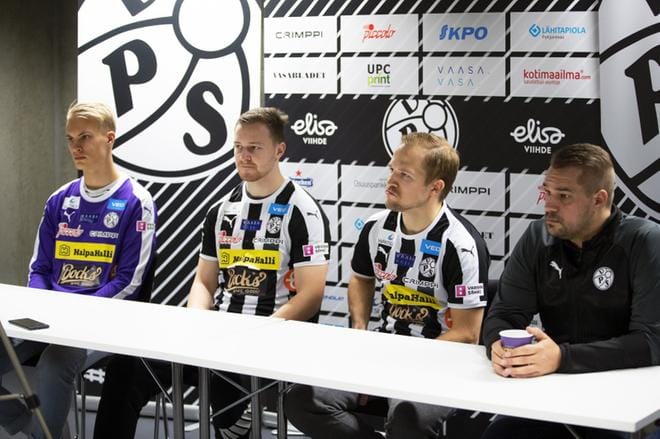Teppo Marttinen (vas.), Riku Jääskä, Miika Niemi ja päävalmentaja Jukka Karjalainen luottavat VPS:n iskukykyyn. KUVA: JARNO PELLINEN
