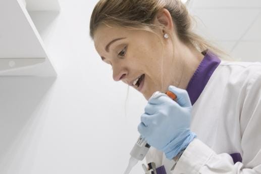 Bioanalyytikko Sanna Kavén työskentelee Tampereen Rokotetutkimuskeskuksessa, jossa on tutkittu uusia influenssarokotteita. KUVA: JUKKA VUOKOLA