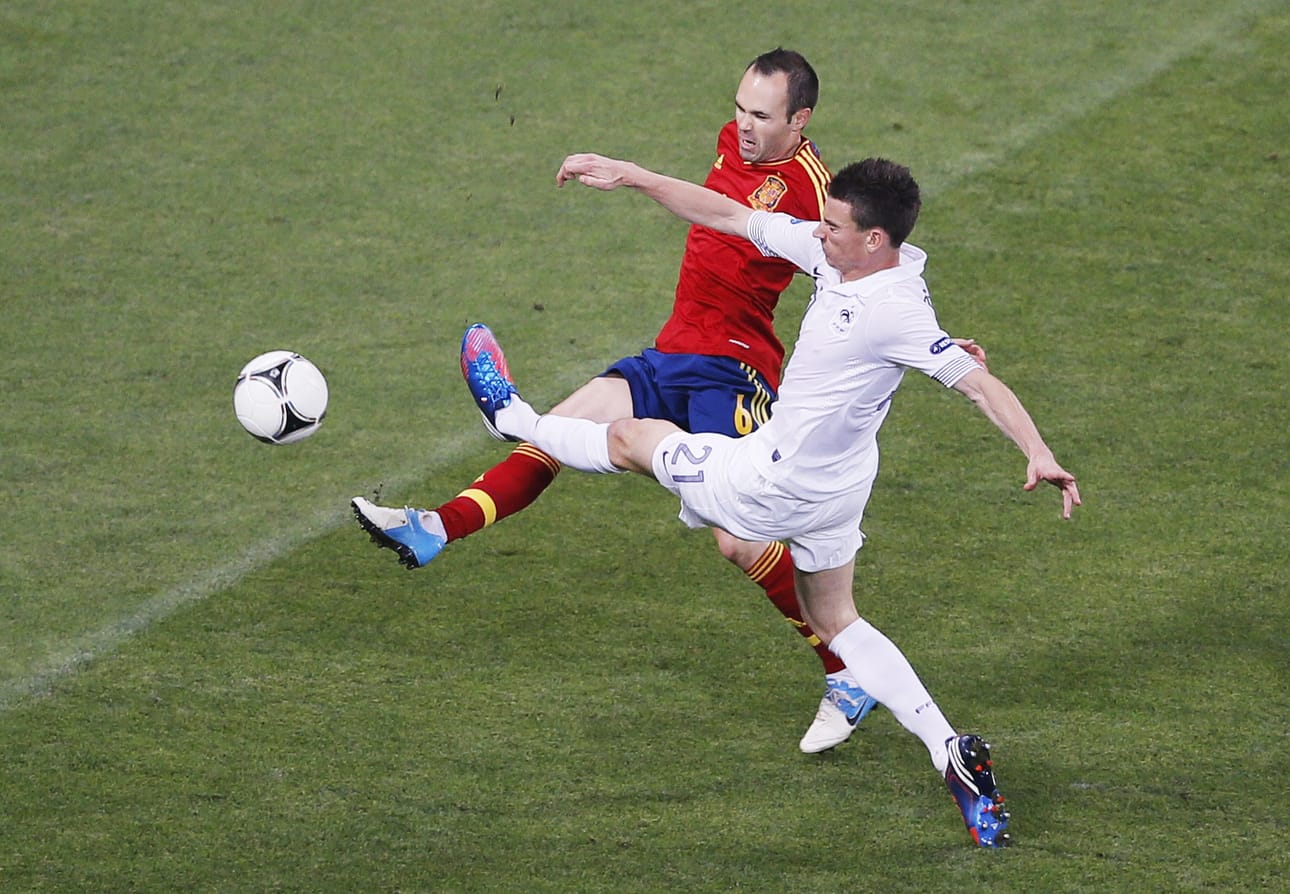 epa03278869 French Laurent Koscielny (R) vies for the ball with Spain's Andres Iniesta during the quarter final match of the UEFA EURO 2012 between Spain and France in Donetsk, Ukraine, 23 June 2012. EPA/YURI KOCHETKOV UEFA Terms and Conditions apply http://www.epa.eu/downloads/UEFA-EURO2012-TCS.pdf BY: ALL OVER PRESS / EPA-PHOTO CODE: EPAXX8