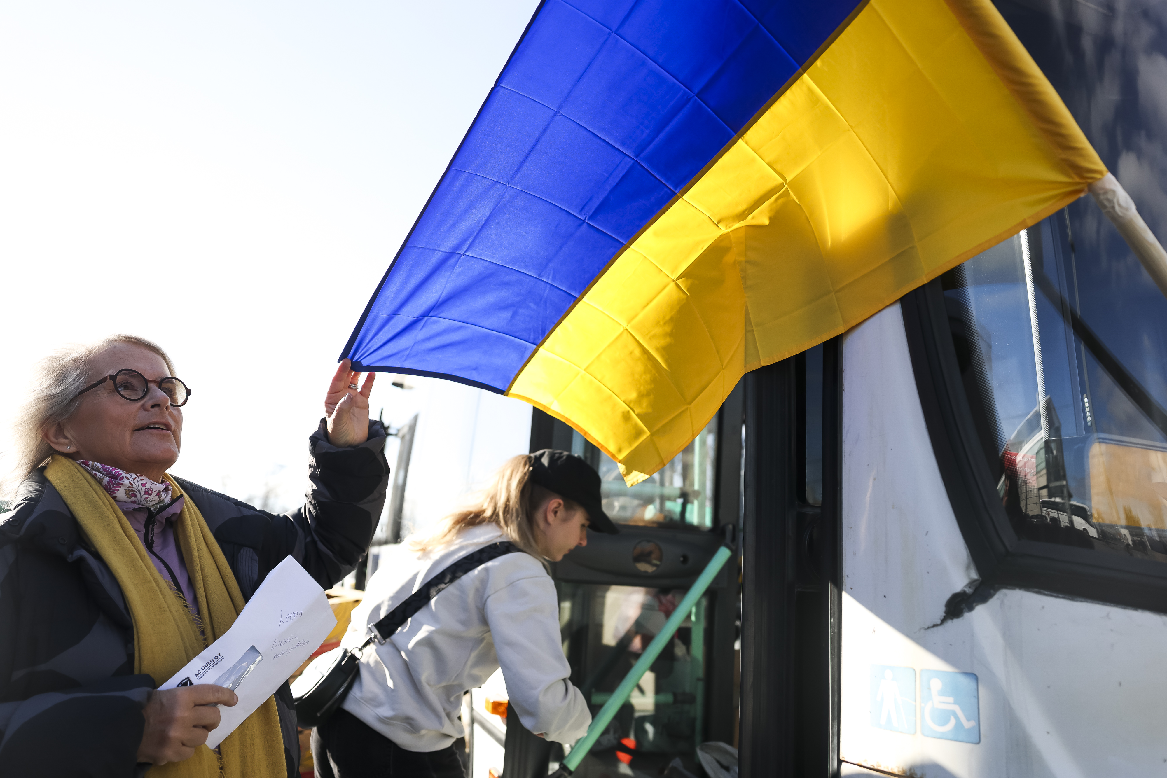 Ukraina ei ole unohtunut – oululaiset toivat suuret määrät avustustavaraa Ukrainaan menevään bussiin Raatissa