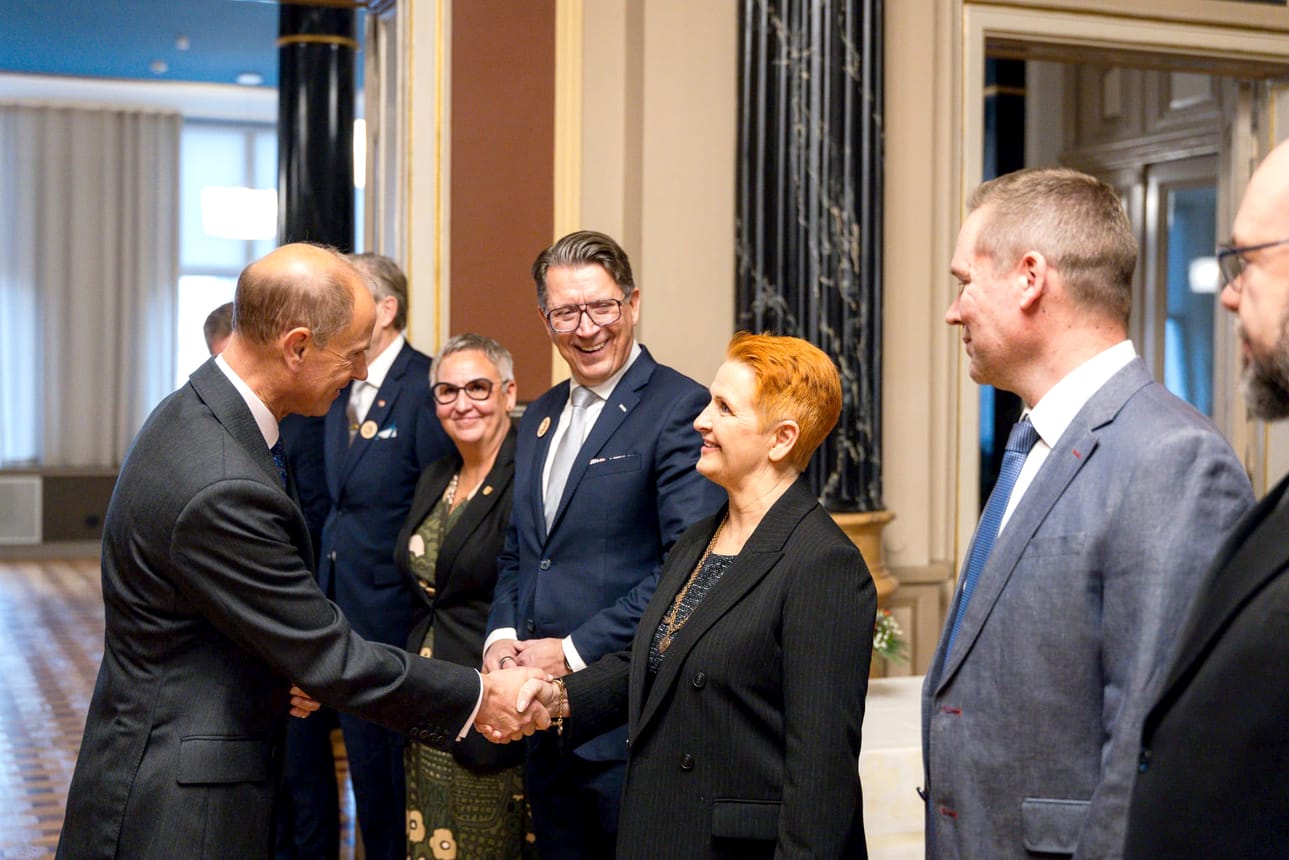 Prinssi Edward kättelemässä Rita Porkkaa.