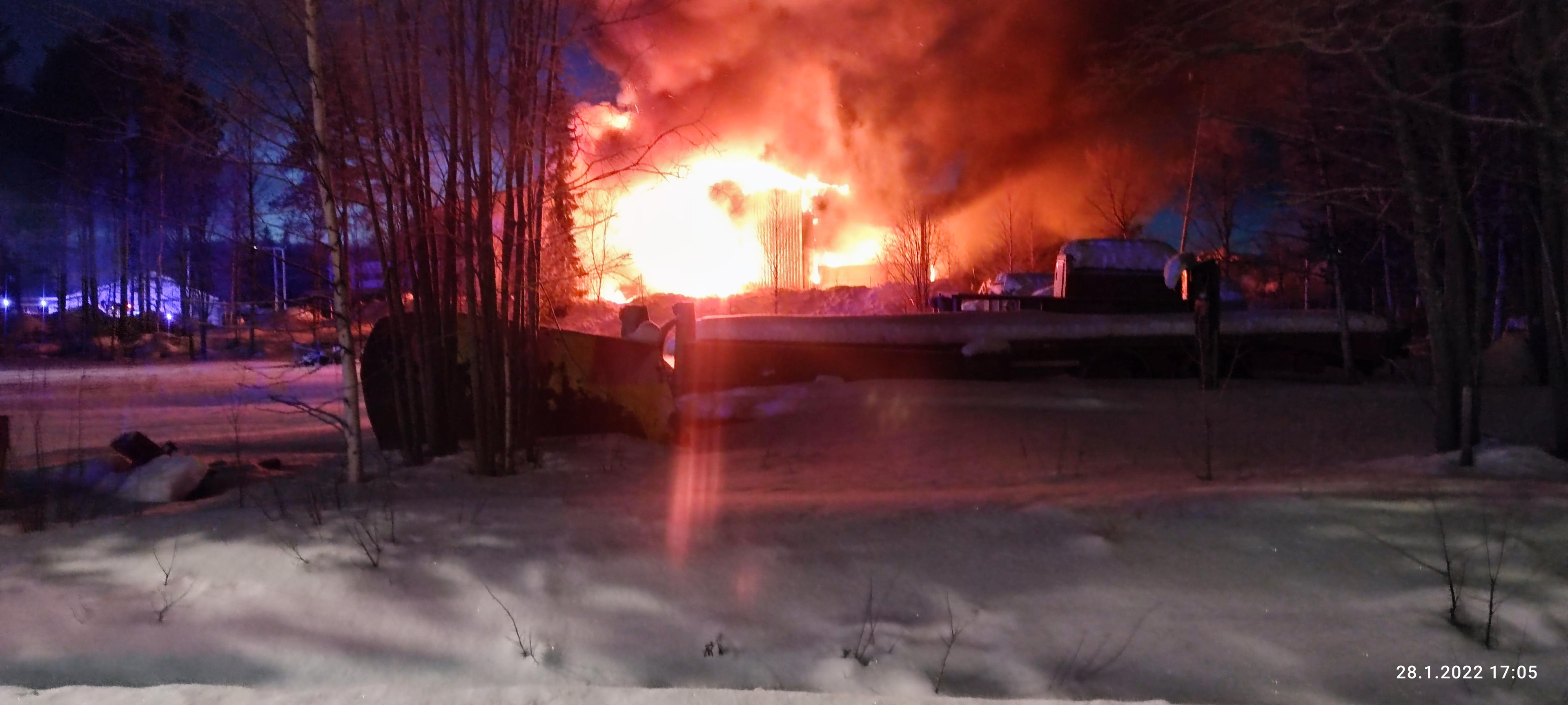 500 neliömetriä teollisuushallia tuhoutunut tulipalossa Kemijärvellä