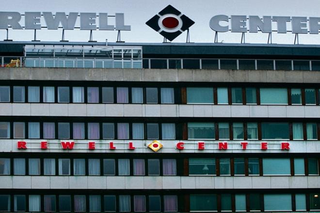Rewell Centerin tyhjät liiketilat pistävät silmään, mutta toimitusjohtaja Susanna Spakin mukaan uusia toimijoita on jonoksi asti. Kauppakeskuksen viivästynyt rakennushanke hidastuttaa hänen mukaansa uusien vuokralaisten valintaa. KUVA: EETU SILLANPÄÄ