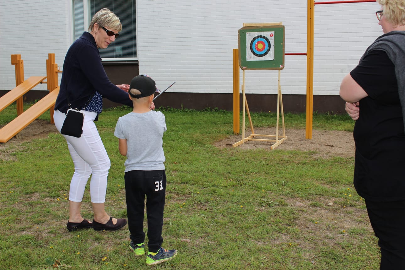 Siikajoen Silmu piti lapsille suunnattua puhallustikkakilpailua. Maritta Härkönen opasti isoäitinsä Tiina Ranta-Eskolan kanssa liikkeellä ollutta Niklas Kilpeläistä tikan puhaltamisessa. Härkösen lisäksi pisteellä touhusi Ritva Ala-aho.