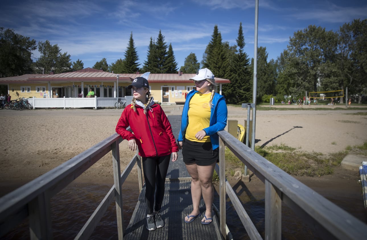 Hanna Konttijärvi ja Anna Karjalainen ovat rantavalvojina Tuiran uimarannalla. Tähän mennessä he ovat joutuneet huomauttamaan koirien ulkoiluttamisesta ja grillaamisesta.