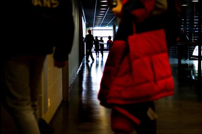 Lapset ja nuoret ovat niin sanotusti online jatkuvasti, ja saavat paljon suodattamatonta tietoa myös vakavista uutisista. Kuvituskuva. Kuva: Emilia Kangasluoma