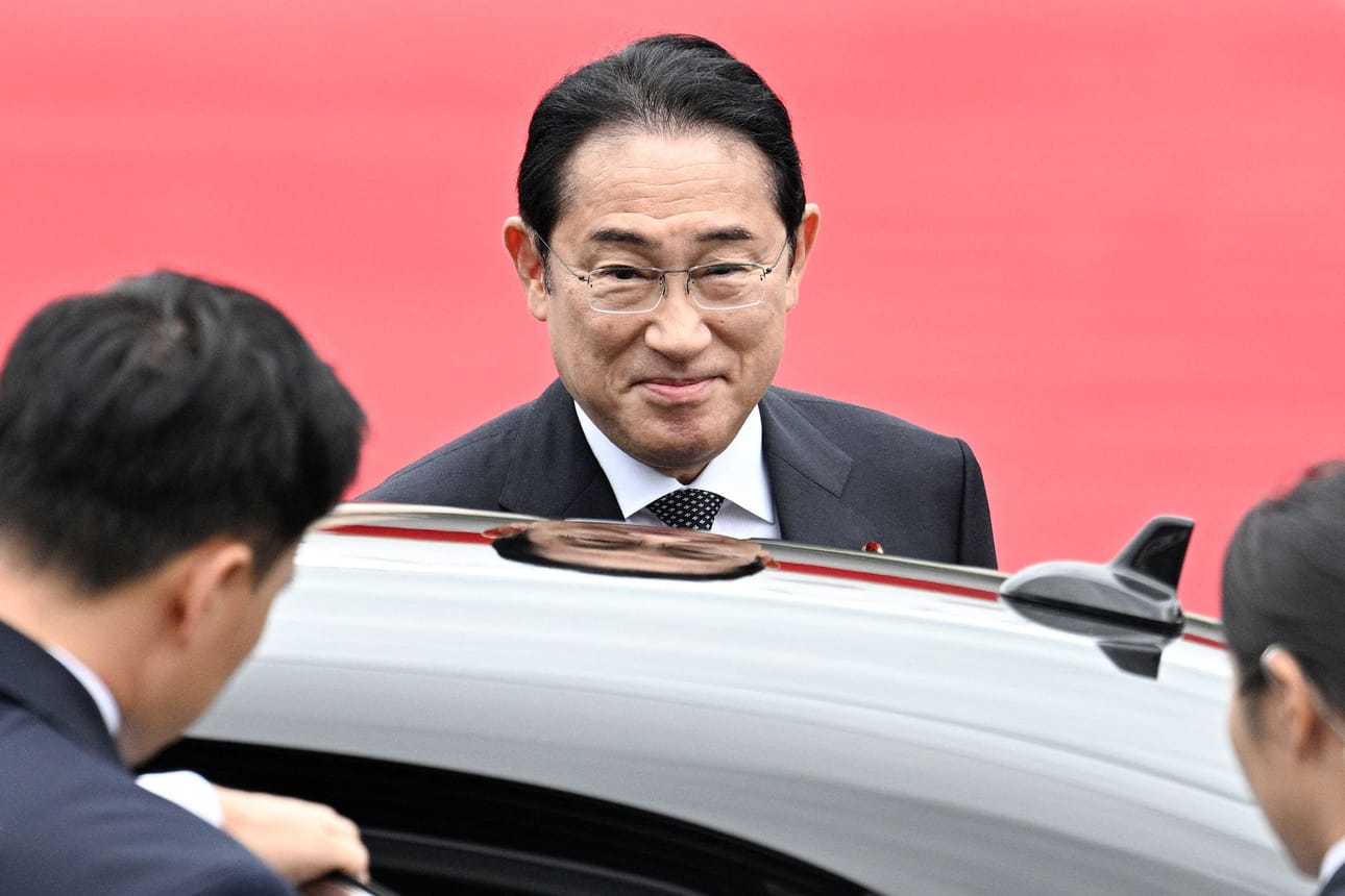 Pääministeri Fumio Kishida (keskellä) ilmoitti elokuun puolivälissä yllättäen astuvansa syrjään puheenjohtajan ja pääministerin paikalta syyskuun puoluekokouksen jälkeen. LEHTIKUVA/AFP