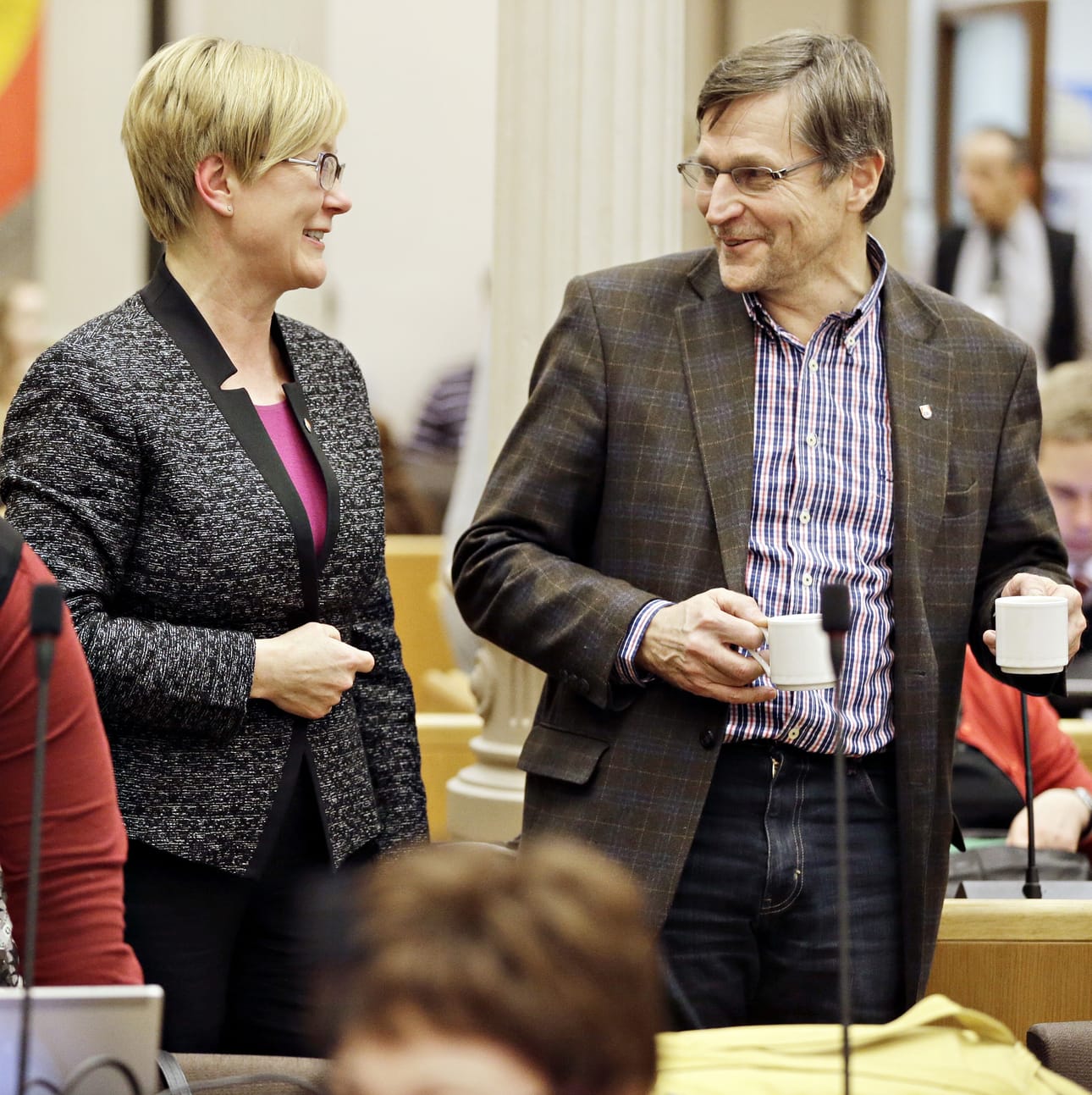 Jukka Kolmonen vetää neuvotteluja luottamuspaikkojen jaosta Oulussa. Arkistokuvassa hän keskustelee apulaiskaupunginjohtajana toimineen Sinikka Salon kanssa.