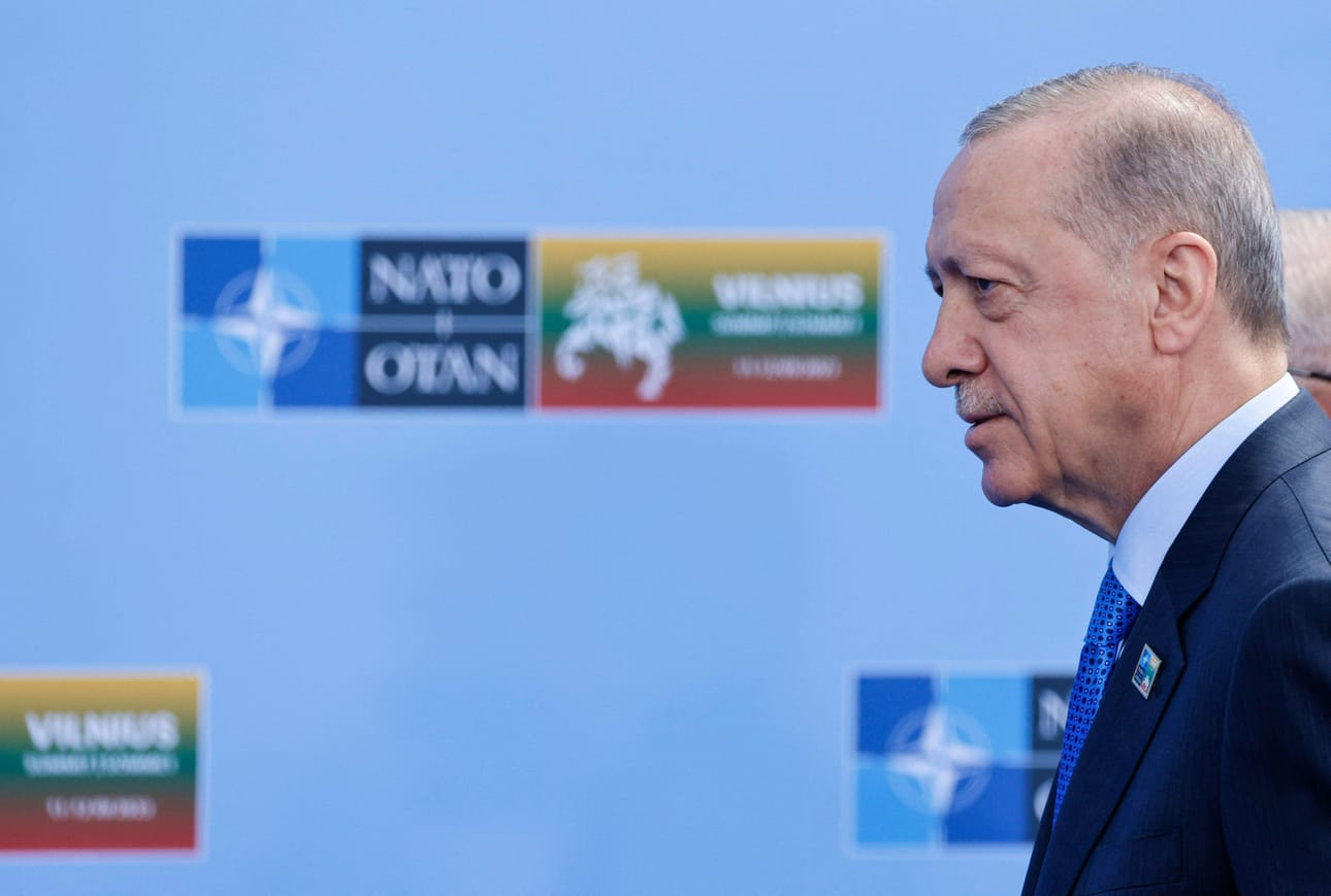 Presidentti Erdogan lupasi Vilnan Nato-huippukokouksen yhteydessä heinäkuussa Turkin ratifioivan Ruotsin jäsenyyden "mahdollisimman nopeasti". LEHTIKUVA/AFP