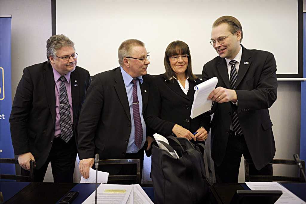 Perussuomalaisten kansanedustajat Ismo Soukola (vas.), Pentti Oinonen, Pirkko Ruohonen-Lerner ja Jussi Niinistö eduskuntaryhmän tiedotustilaisuudessa perjantaina.