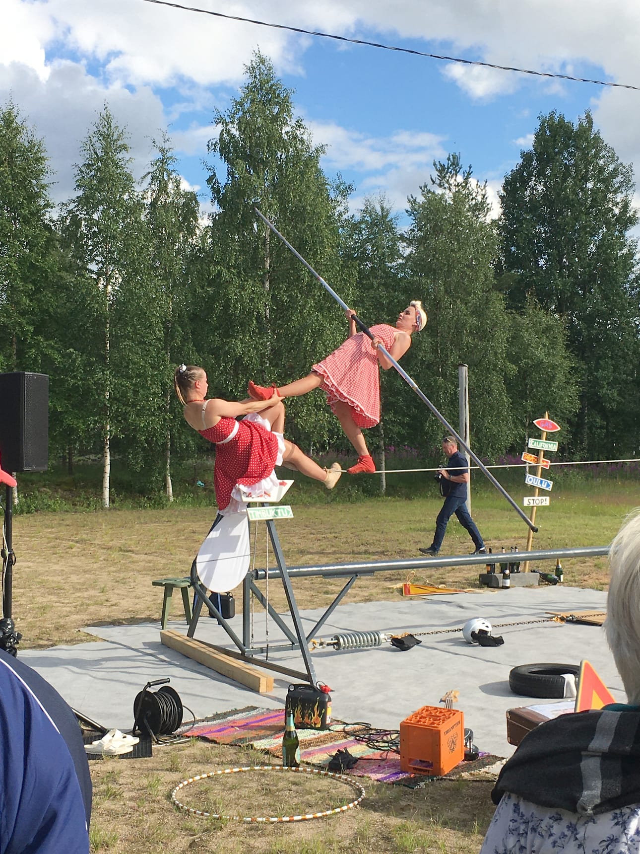 Lumo Companyn modernin nykysirkustaiteen edustajat Hanna Moisala ja Milla Kurronen näyttivät taitojaan Livon kylätalon pihalla.