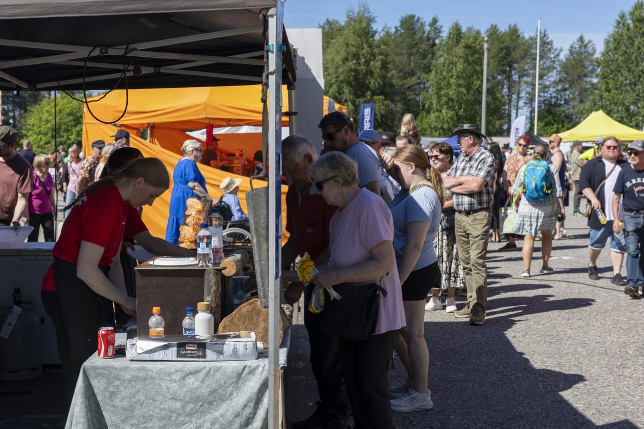 Posion Muikkumarkkinoilla riitti kävijöitä jonoksi asti. Kuva on perjantailta.