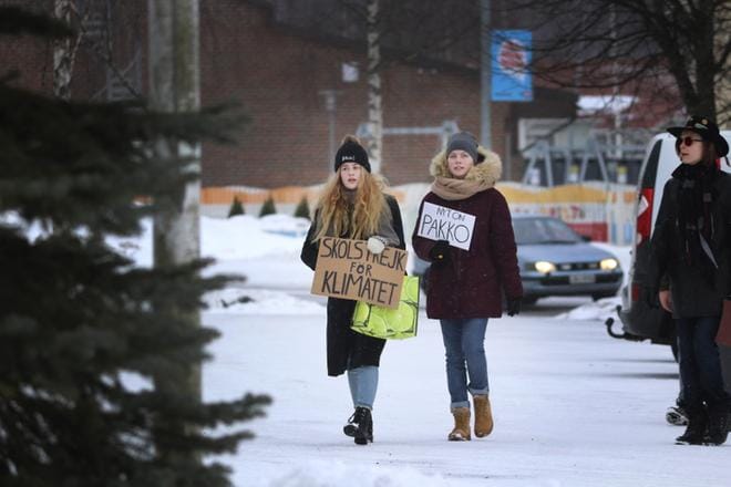 Mielenosoittajat asettuivat Vimpelin kunnantalon edustalle. Elina Arpala on vasemmalla, vieressÃ¤ Adalmiina Syynimaa.
