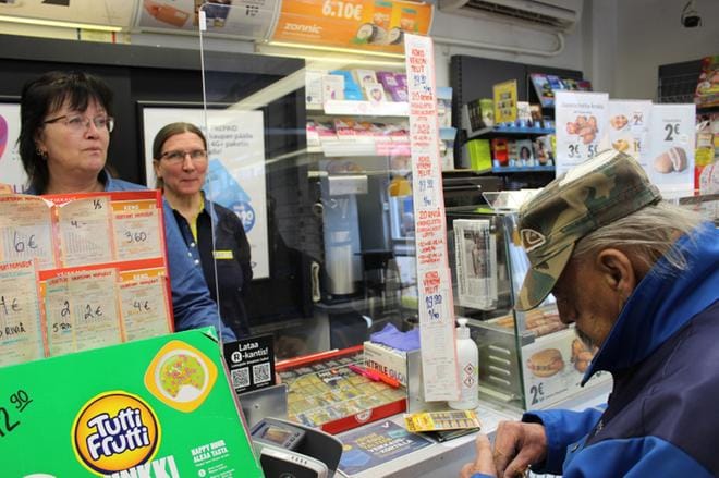 – Joku on onnellinen, kommentoi kristiinalainen Göran Nordlund asioidessaan R-kioskilla Soile Hiisiön ja Kyllikki Võhman luona. KUVA: TAUNO RIIHILUOMA