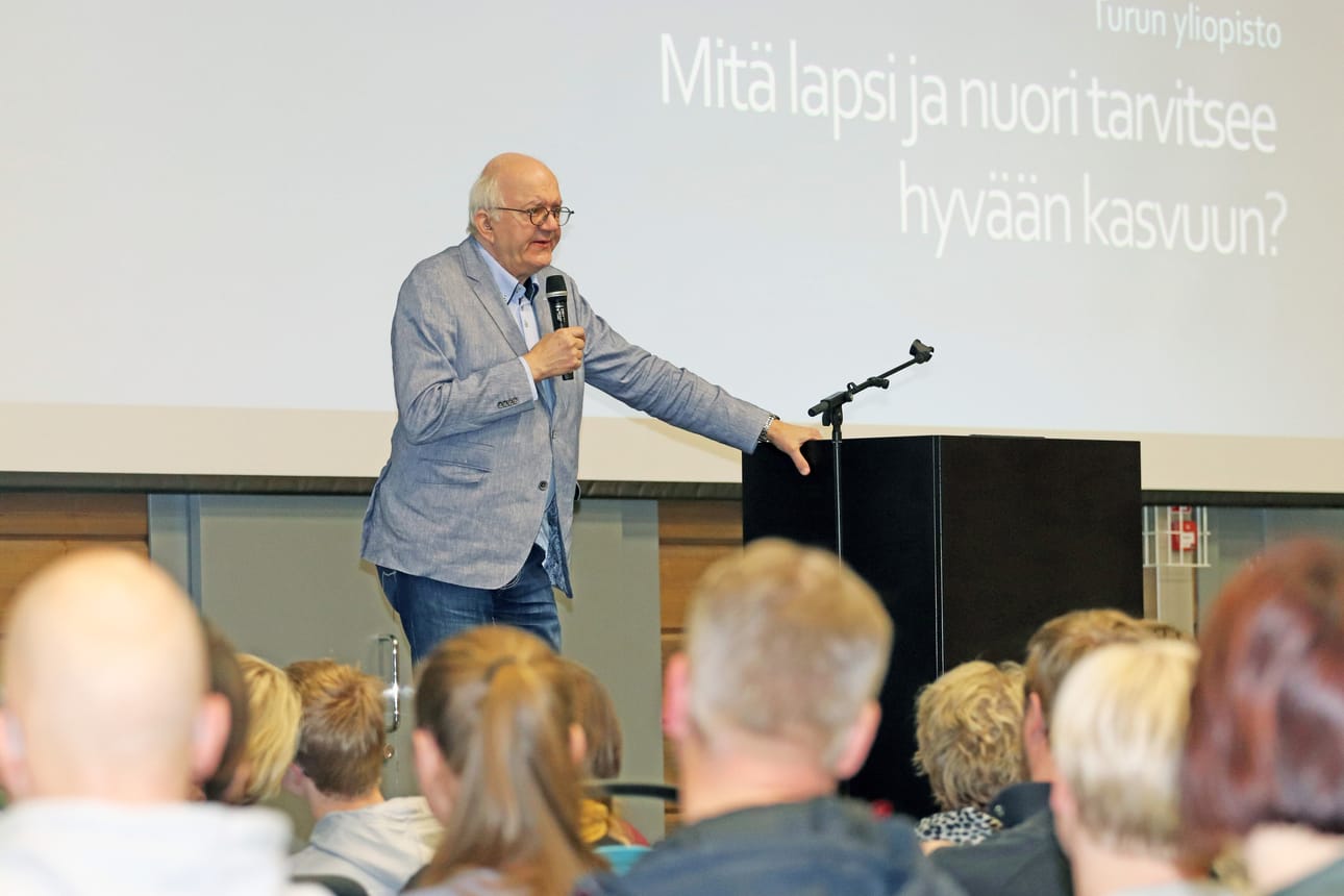 Jari Sinkkonen luennoi Hirsikampuksella aiheesta ”Mitä lapsi ja nuori tarvitsee hyvään kasvuun?”.