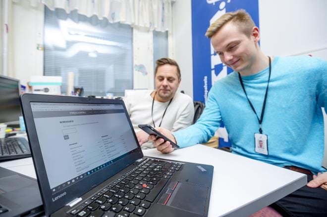 Ilkan ja Pohjalaisen verokone käynnistyy keskiviikkona 1. marraskuuta kello 9. Verkkotoimituksen esimies Juha Vainio (vas.) ja tuottaja Jussi Jokipii I-Medioiden digituotannosta pitävät verokonetta erittäin helppokäyttöisenä. Kuva: Matti Hautalahti