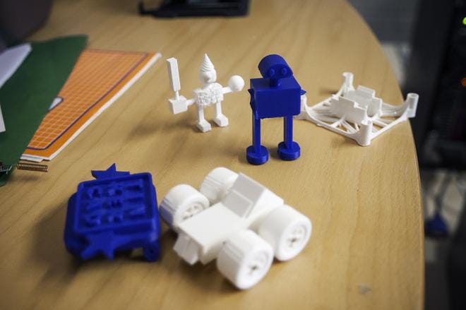 3D-tulostimella voidaan tulostaa esimerkiksi muovista tai metallista lähes mitä vain. Kuinka tulostin oikein toimii? Tätä ja monia muita uuden teknologian ja digitalisaation asioita selvitellään sunnuntaina Vaasa-opistolla. Kuva: Jarno Pellinen