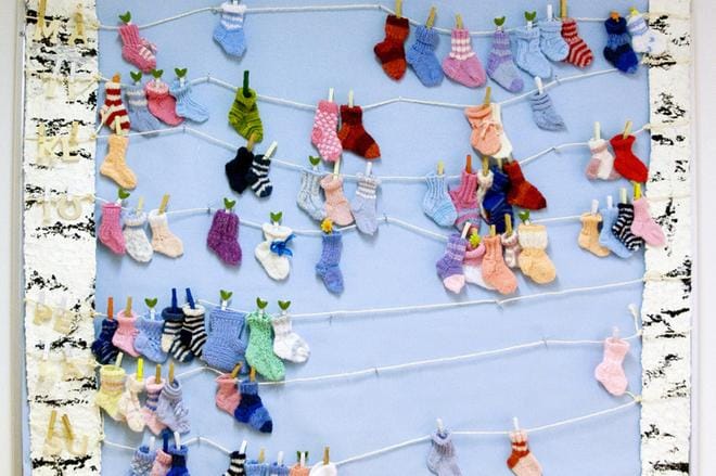 YK:n lastenjärjestön Unicefin mukaan Suomessa syntyy uudenvuodenpäivänä keskimäärin 164 lasta. Arkistokuva Tyksin synnytysosaston sukkataulusta, joka kuvaa viikon aikana syntyneiden lasten määrää. KUVA: MAIJA TAMMI