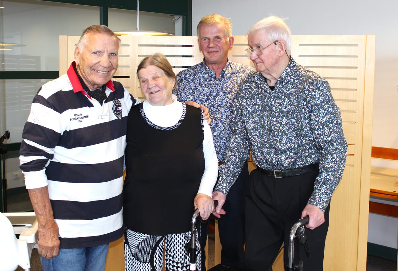 Eino Grön esiintyi viime viikon perjantaina Isojoen Koivukartanossa. Tapahtuman järjesti omainen Aarre Koivunen. Kuvassa Eino Grön, Kirsti Koivunen, Aarre Koivunen ja Valtteri Koivunen.