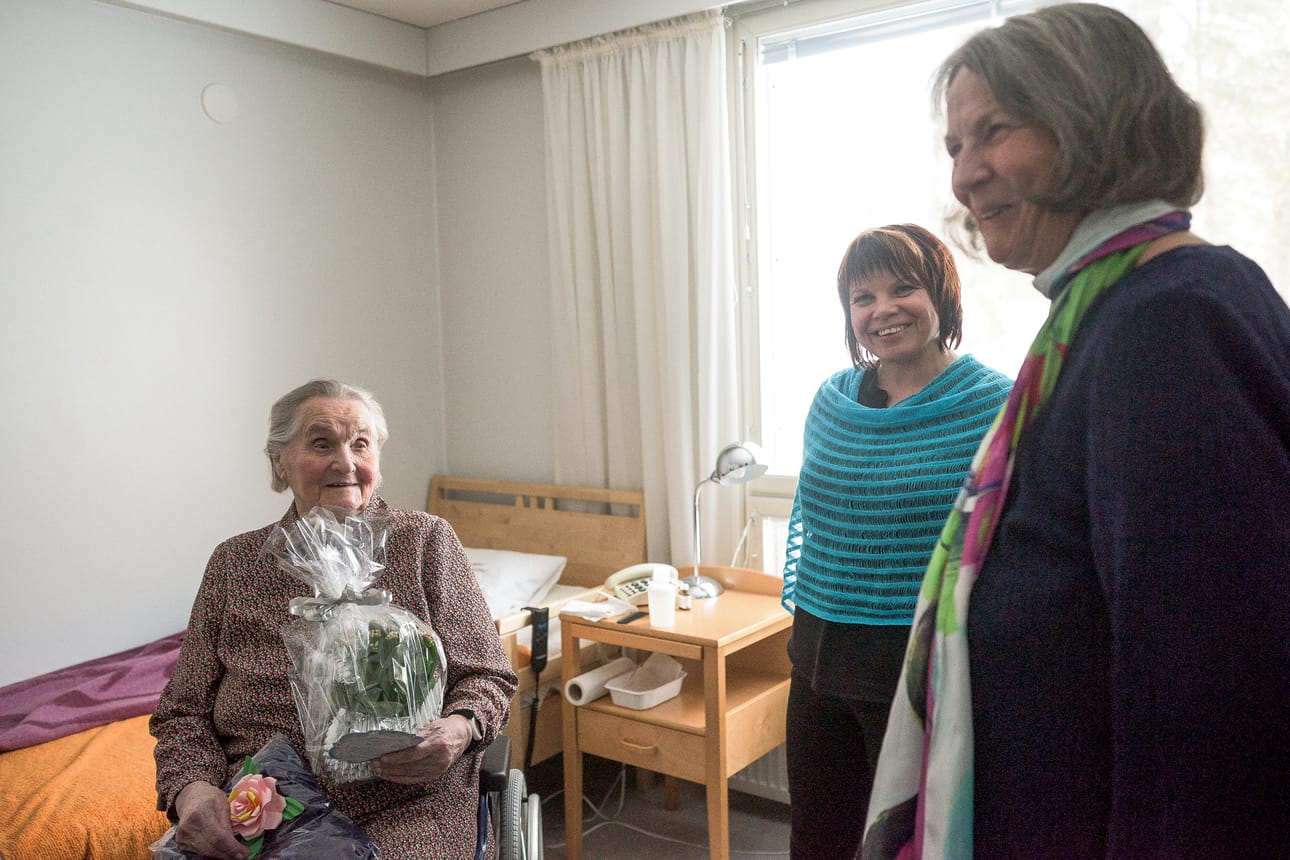 Jenni Siikaluoma sai onnittelut ja lahjat Satu Kankaalta ja Liisa Siikaluomalta.