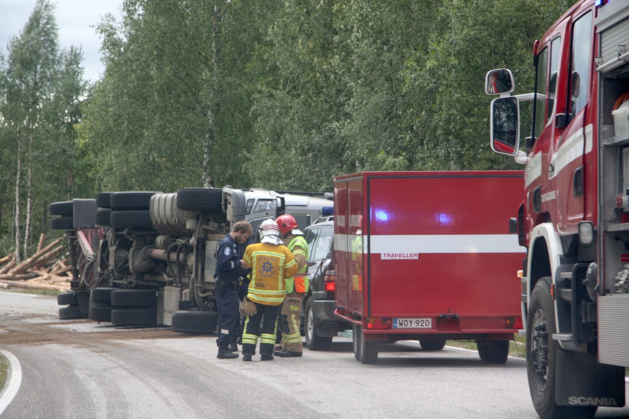 Tukkirekka kellahti nurin Taivalkosken Kurtissa.