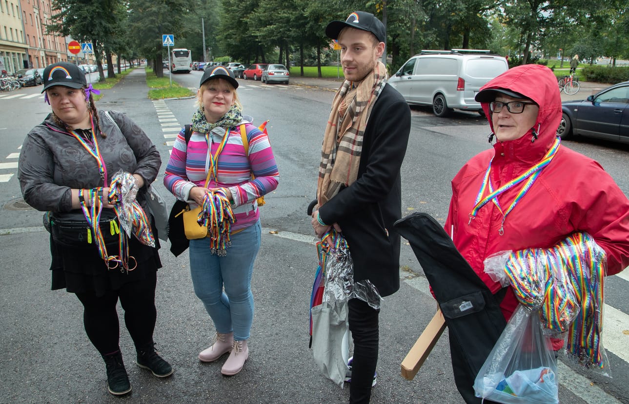Kelan työntekijät Birgitta Virtanen (vas.), Milla Alanko, Rasmus Salminen ja Soila Savolainen kävelivät Kalliosta Sörnäisten metroasemalle kertomaan palveluista ja juttelemaan ihmisten kanssa.