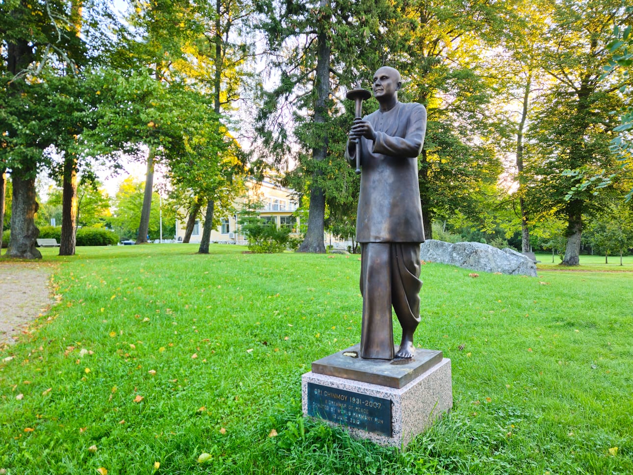 Intialaisen rauhanfilosofi Sri Chinmoyn patsas Villan puistossa.