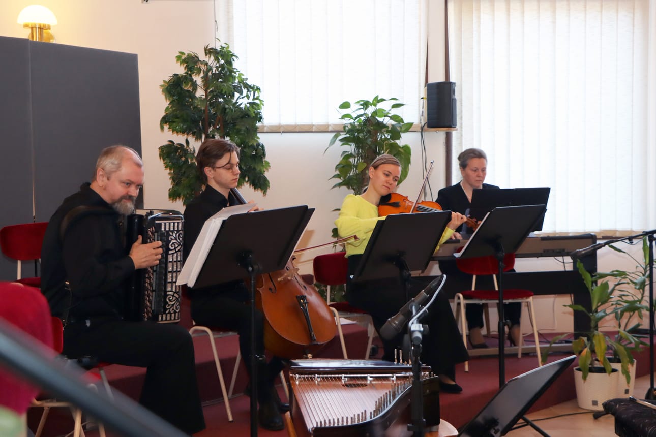 Liperistä Jurvaan sunnuntaina saapunut musiikkiperhe Lavrenchuk esitti eri kokoonpanoilla erityyppisiä kappaleita helluntaiseurakunnan salissa.