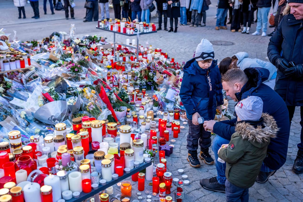 Tuhoisan yökerhopalon uhrien muistolle on tuotu kynttilöitä ja kukkia.