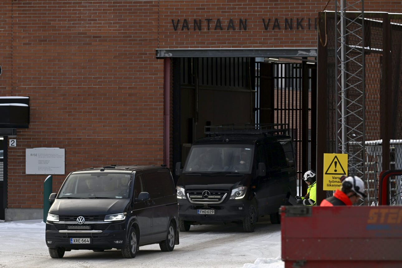 Rajavartiolaitoksen autot kuljettivat perjantaina Ukrainassa terrorismirikoksista epäillyn venäläismiehen pois Ventaan vankilasta, jossa häntä oli pidetty säilöönotettuna. LEHTIKUVA / VESA MOILANEN