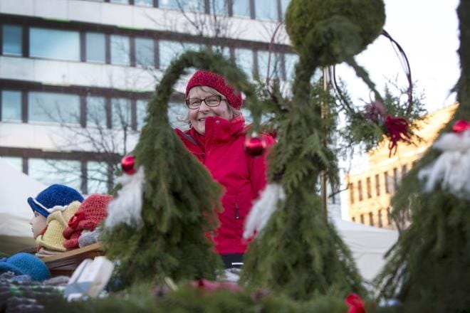 Nina Nabb iloitsi, että itse tehdyillä villa- ja havutuotteilla riitti torilla kysyntää. Sääkin suosi avotaivaan alla toiminutta myyjää. KUVAT: PAULA KASKIMAA