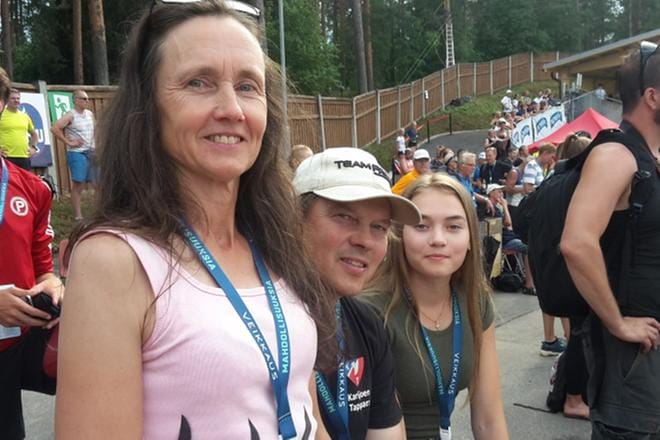 Tiina, Jukka ja Miisa Koskiaho seurasivat Minttu Koskiahon suorituksia naisten seiväsfinaalissa Kalevan kisoissa Jyväskylässä perjantaina. Kuva: Minna Kallasvuo