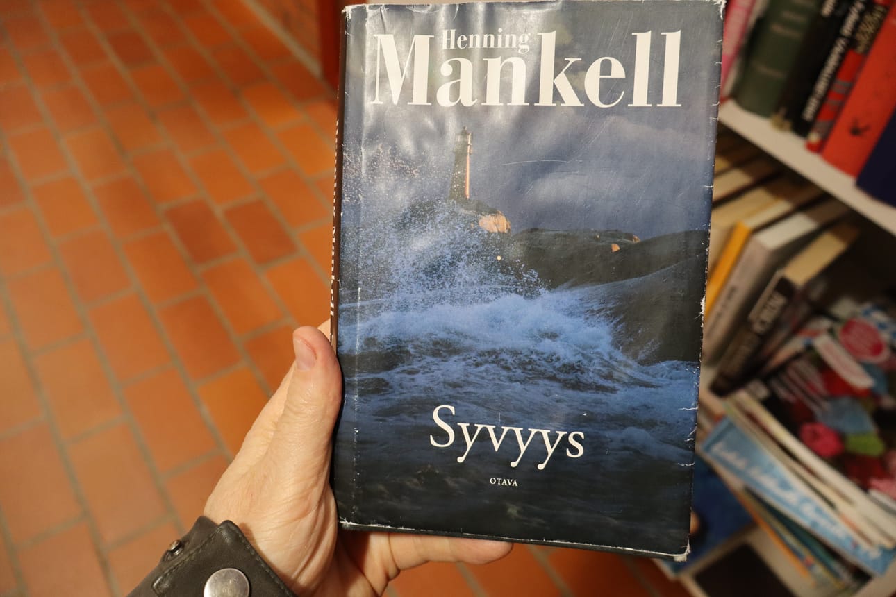 Kuusamon kirjaston kierrätyspisteessä oli maanantaina muun muassa ruotsalaisen Henning Mankellin (1948–2015) romaani. Mankellin suosituinta ja tunnetuinta tuotantoa ovat Kurt Wallander -rikosromaanit.