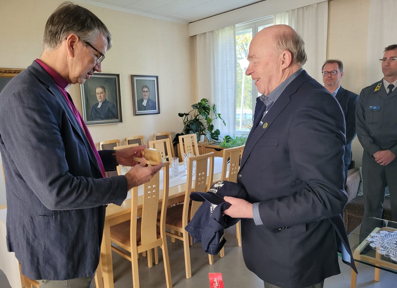 – Tapahtuman pääarkkitehti Martti Koivumäki on tehnyt puukotelossa olevan puukynän. Tässä lisäksi paita ja lakki, Ilpo Pajula antoi tuomiset. – Kiitoksia, pidän näitä päälläni melkein joka päivä, Matti Salomäki tuumasi.
