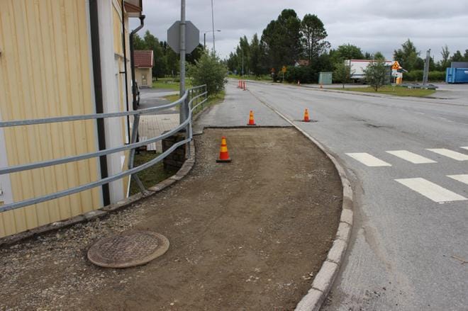 Vanhan kunnantuvan kohdalla, Karijoen kirkolla kevyenliikenteen väylän asvalttia oli kuorittu pois uuden päällysteen tieltä. KUVA: TAUNO RIIHILUOMA.