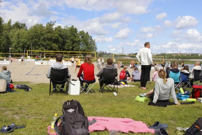 Vaasassa pelattu rantalentopallon juniorien SM-osakilpailu täytti kylpylän rannan. Lämpötilan laskettua pelaaminen ei ollut yhtä tukalaa kuin aiemmissa osakilpailuissa. Kuvat: Juuso Lindberg