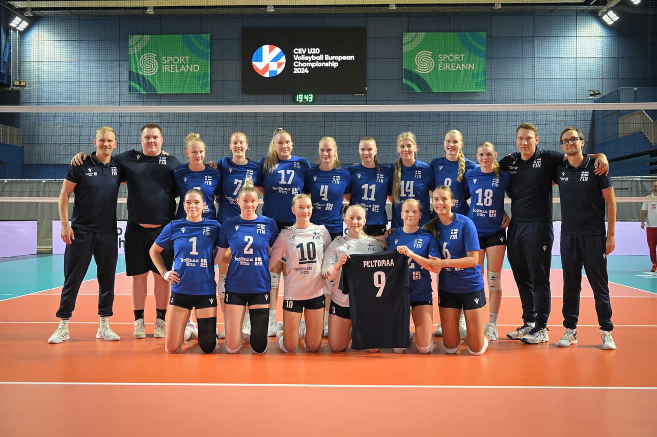 Suomen joukkueessa pelaavat Arctic Volleyta edustavat Miia-Maria Mäkikyrö (takarivissä nro 14) ja Vilma Isometsä (nro 18). Joukkue poseerasi Ella Peltomaan paidan kanssa. Peltomaan kisamatka jäi väliin loukkaantumisen takia.