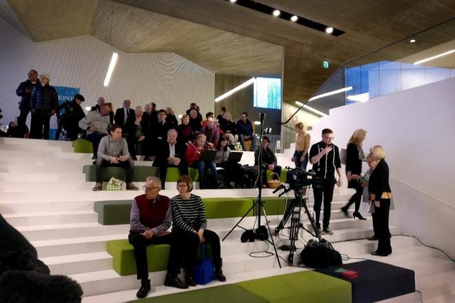 Apilaan saapui väkeä ennen paneelin alkua. Kuva: Heikki Hakanen